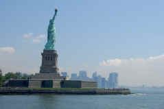 DSC_4403_from_ferry_to_Statue_of_Liberty_NY.JPG (206423 bytes)